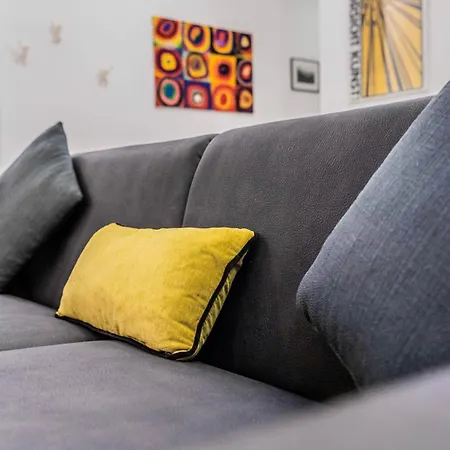 M25 - Garage Loft Apartment