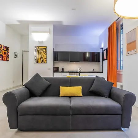 M25 - Garage Loft Apartment Milan